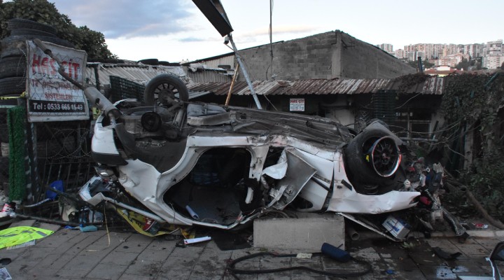 İzmir de feci kaza... Aşırı hız 2 ölüm getirdi!