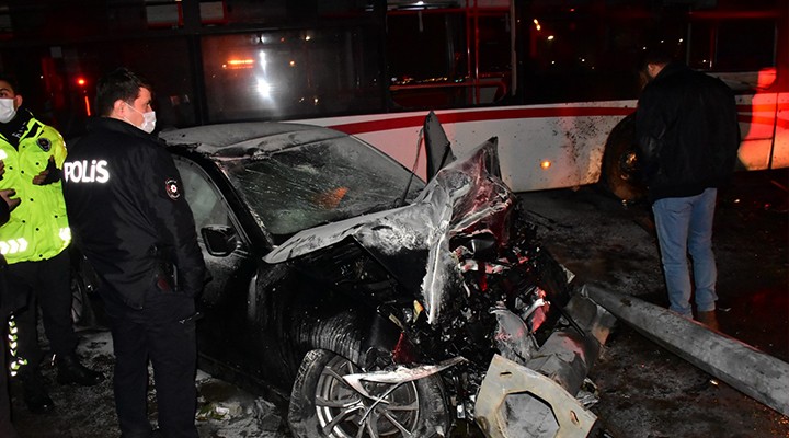 İzmir de feci kaza... Direği devirdi, otobüse çarptı!
