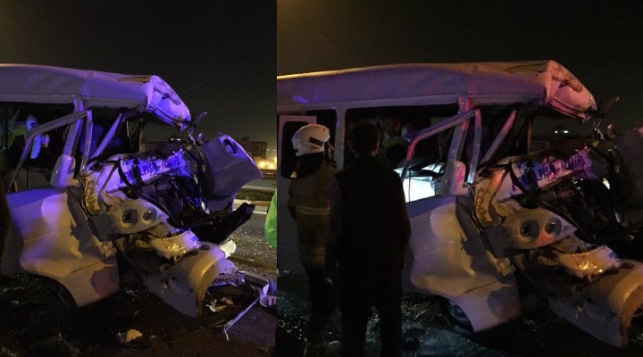 İzmir de feci kaza... Minibüs tıra çarptı!