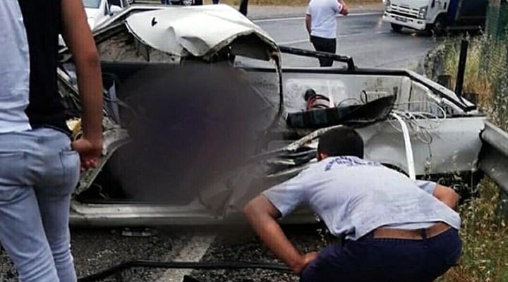 İzmir de feci kaza.. TIR la kamyonet çarpıştı: 1 ölü