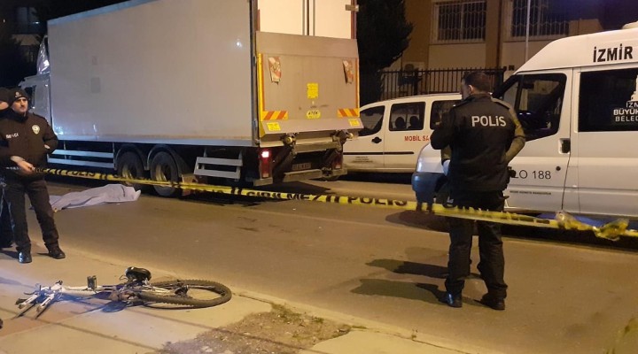 İzmir de feci ölüm! Gece bisiklet süren Suriyeli, kamyonun altında kaldı