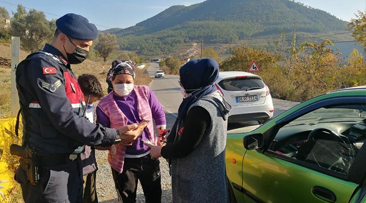 İzmir de jandarmadan kadınlara karanfil