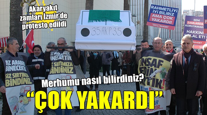 İzmir de kefen giydirilmiş maket otomobille akaryakıt zammı protestosu!