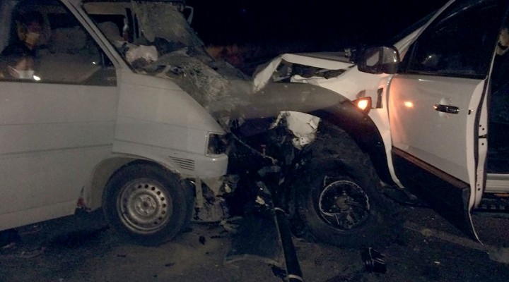 İzmir de korkunç kaza: 2 ölü, 3 yaralı