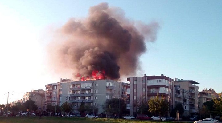 İzmir de korkutan çatı yangını