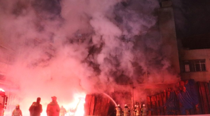İzmir de mobilya atölyesinde yangın
