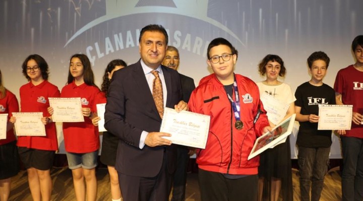 İzmir de öğrencilere bilim ödülleri dağıtıldı