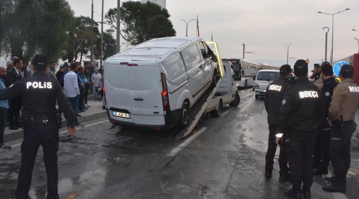 İzmir de panelvan minibüs devrildi