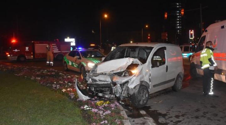 İzmir de trafik kazası: 1 i ağır 4 yaralı