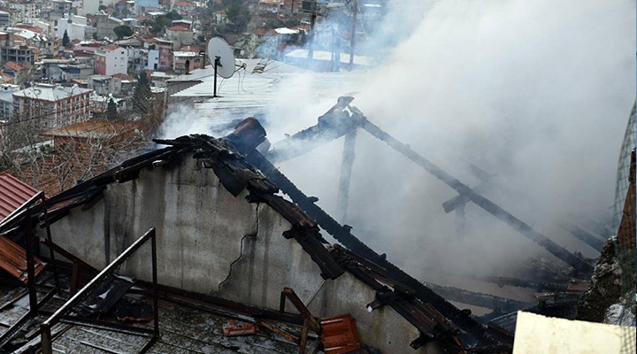 İzmir de yangın... İki ev kül oldu
