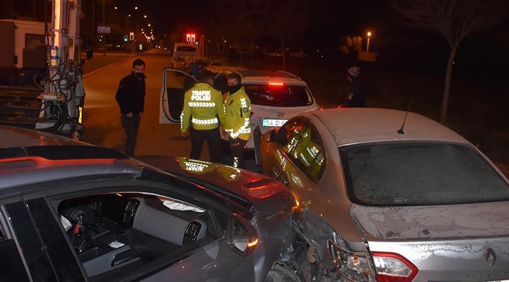İzmir de zincirleme kazaları... 14 araç hasar gördü
