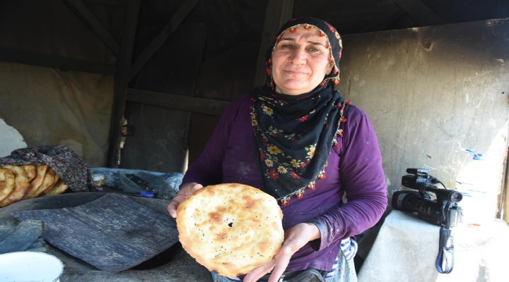 İzmir in göbeğindeki Güneydoğu... Tandır kurup ekmek yapıyorlar
