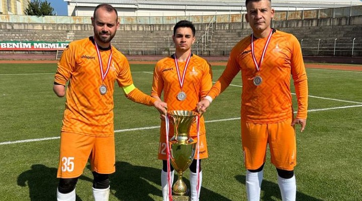 İzmir’in ampute futbol takımı Türkiye ikincisi oldu!