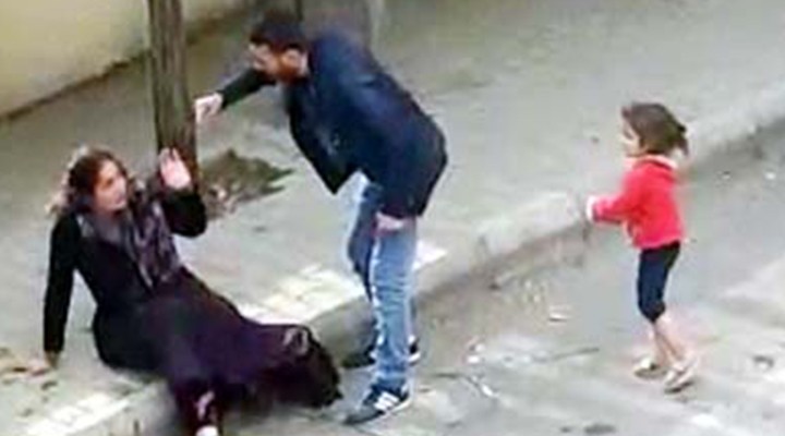 Kadını sokak ortasında tekme tokat dövdü