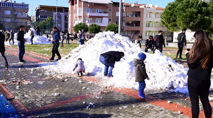 Kar gören masum İzmirliler! Belediye çocuklara kamyonla kar getirdi!