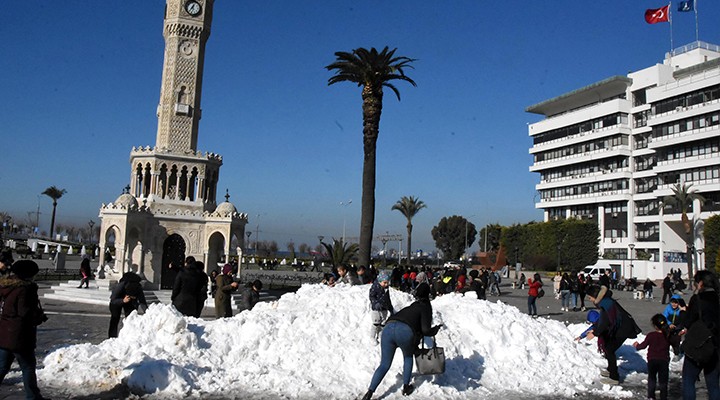 Konak Meydanı nda kar sürprizi