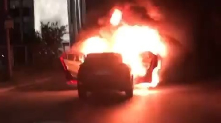 Konsolosluk önünde araçlarını yaktılar!