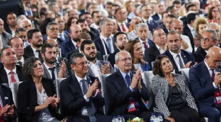 Kurultay Davası ortada kaldı, herkes birbirine atıyor