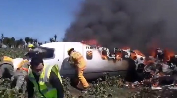 Meksika’da uçak düştü: 6 can kaybı