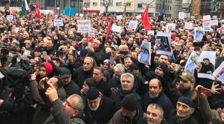 On binlerce Türk sokağa indi.. Büyük tepki