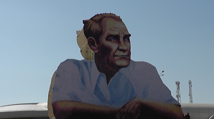 Orta Anadolu da o kentin girişine Atatürk posteri.. İzmirli ressam yaptı