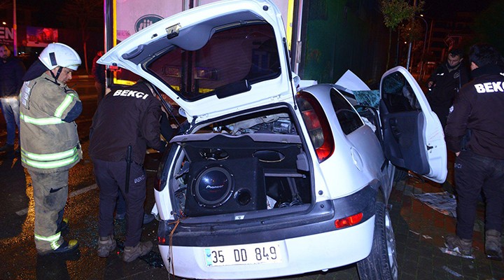 Otomobil, TIR ın altına girdi: 3 yaralı