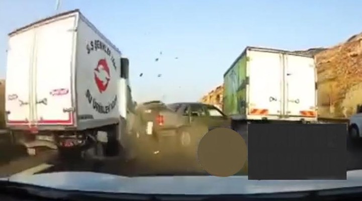 Otomobil iki kamyonet arasında kaldı