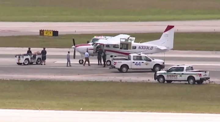 Pilot hastalandı, uçağı yolcu indirdi!