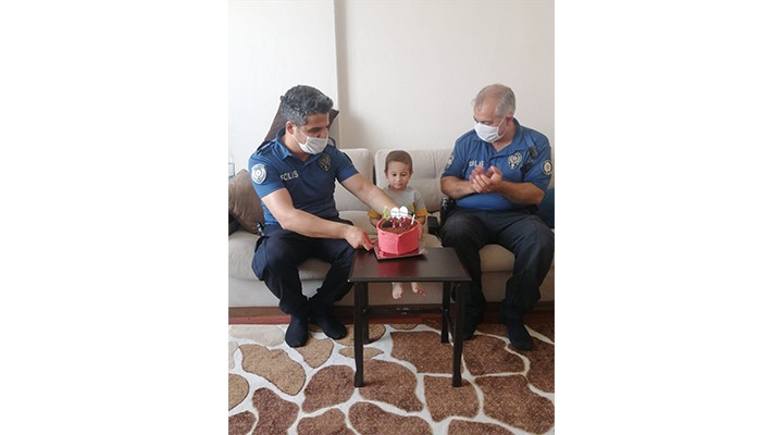 Polisten 4 yaşındaki Ata Buray’a doğum günü sürprizi