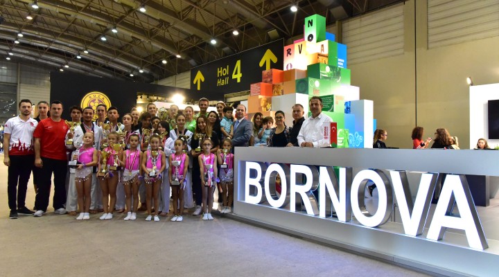 Sporcular Bornova standında şov yaptı