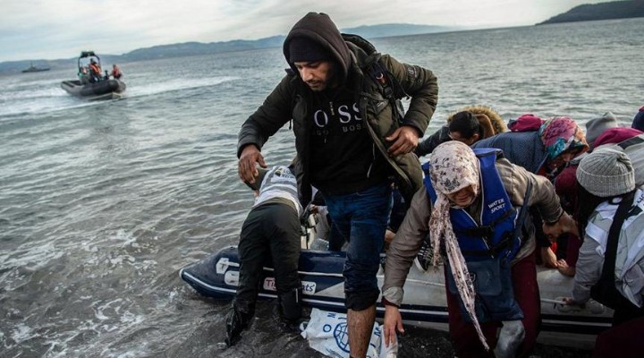 Suriyelileri 50 savaş gemisi durduramadı! İlk göçmen botu Midilli’ye çıktı