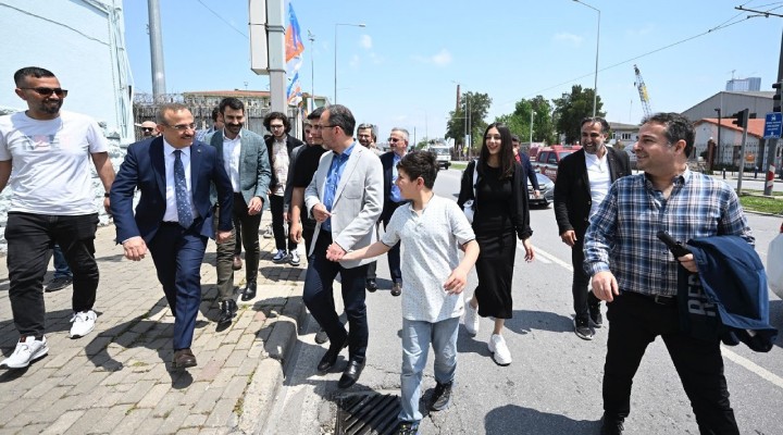 TCG Anadolu’ya yoğun ilgi... Bakan Kasapoğlu duran trafikte aracından inip yürüdü!