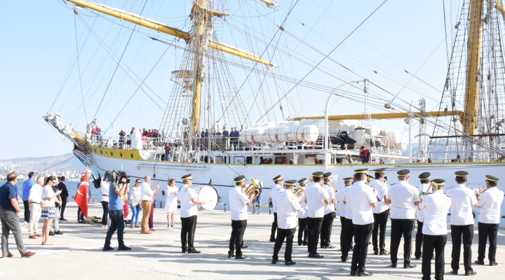 Tarihi gemiyi Torbalı Belediye Bandosu karşıladı!