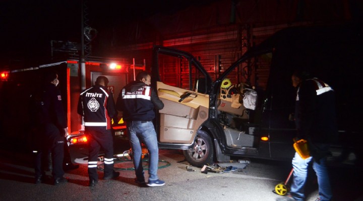 Tiyatrocuları taşıyan minibüs kamyona çarptı: 3 ölü 8 yaralı!