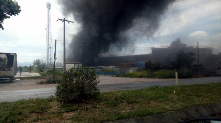 Torbalı da korkutan fabrika yangını