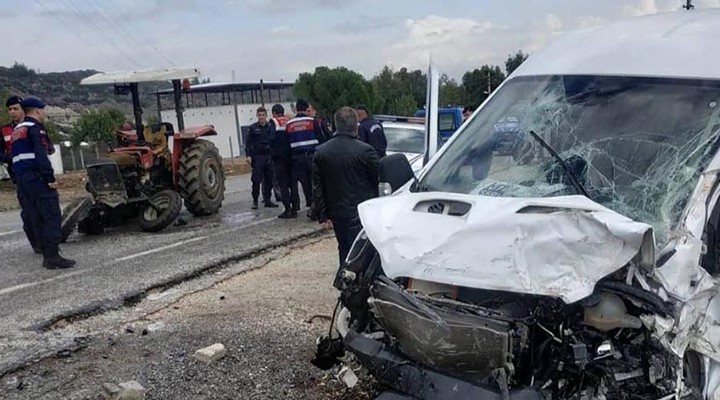 Traktörle minibüs kafa kafaya çarpıştı: 1 ölü