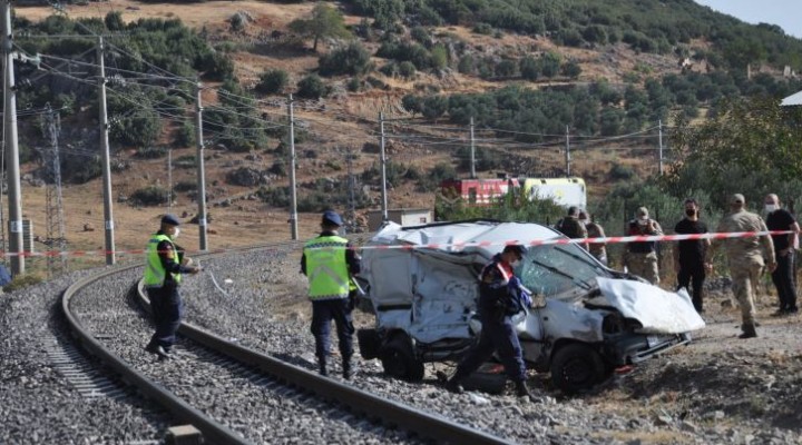 Tren, ticari araca çarptı; 1 i çocuk 2 ölü