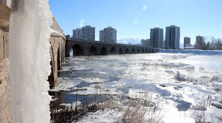 Türkiye nin en soğuk yerinde nehir buz tuttu