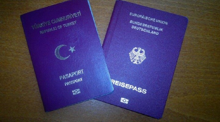 Türkiye’ye giden çifte vatandaşların pasaportuna el koyuyorlar