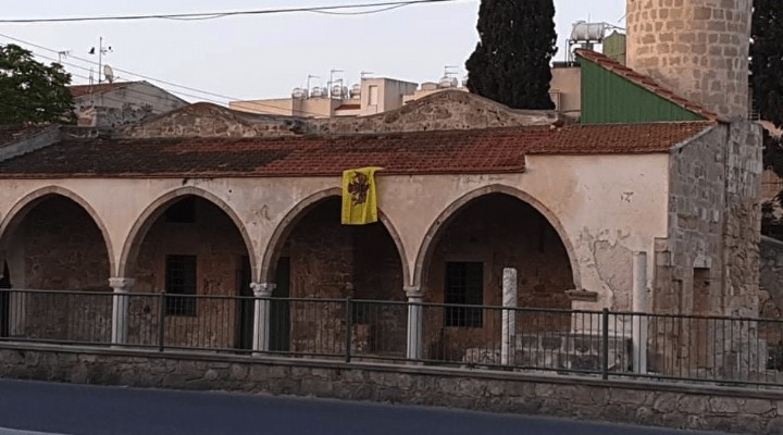 Tuzla Camisi’nin duvarına Bizans bayrağı astılar