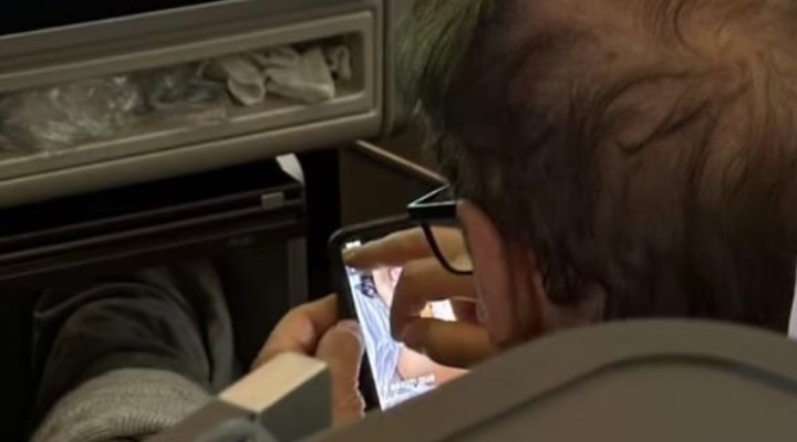 Uçakta rezalet... Yolculuk boyunca yüksek sesle porno izledi!