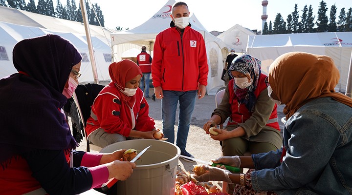 Yabancı öğrenciler deprem sonrası Kızılay gönüllüsü oldu