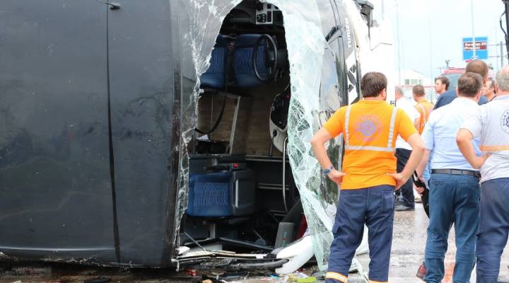 Yolcu otobüsü devrildi: 1 ölü, 26 yaralı