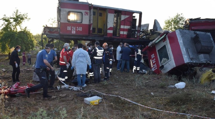 Yük trenleri kafa kafaya çarpıştı: 1 ölü, 3 yaralı