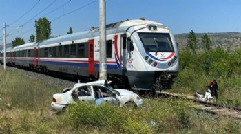 Tren, hemzemin geçitte otomobile çarptı: 1 ölü!