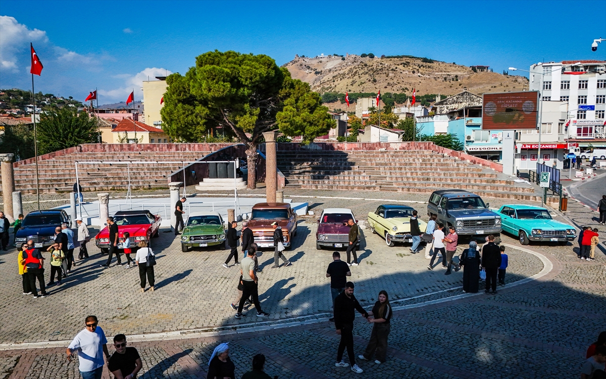 Klasik otomobil tutkunları İzmir'de buluştu