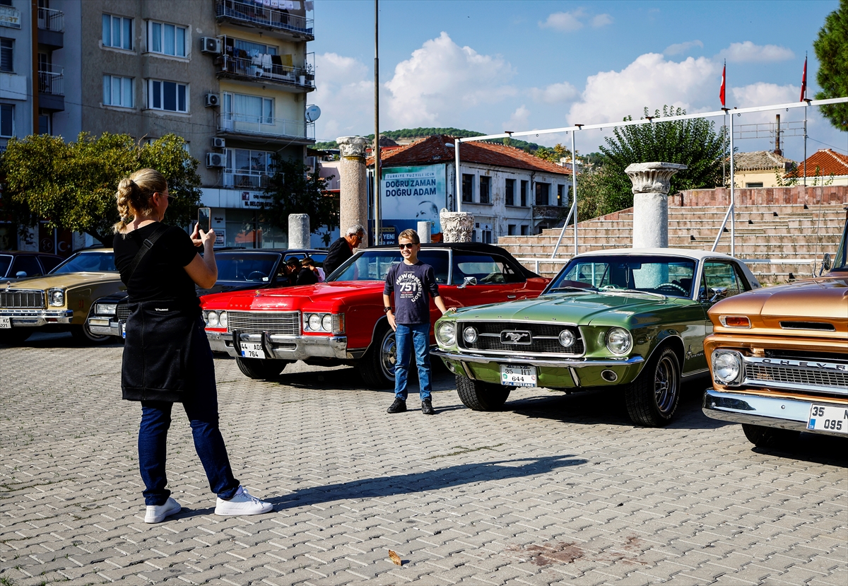 Klasik otomobil tutkunları İzmir'de buluştu