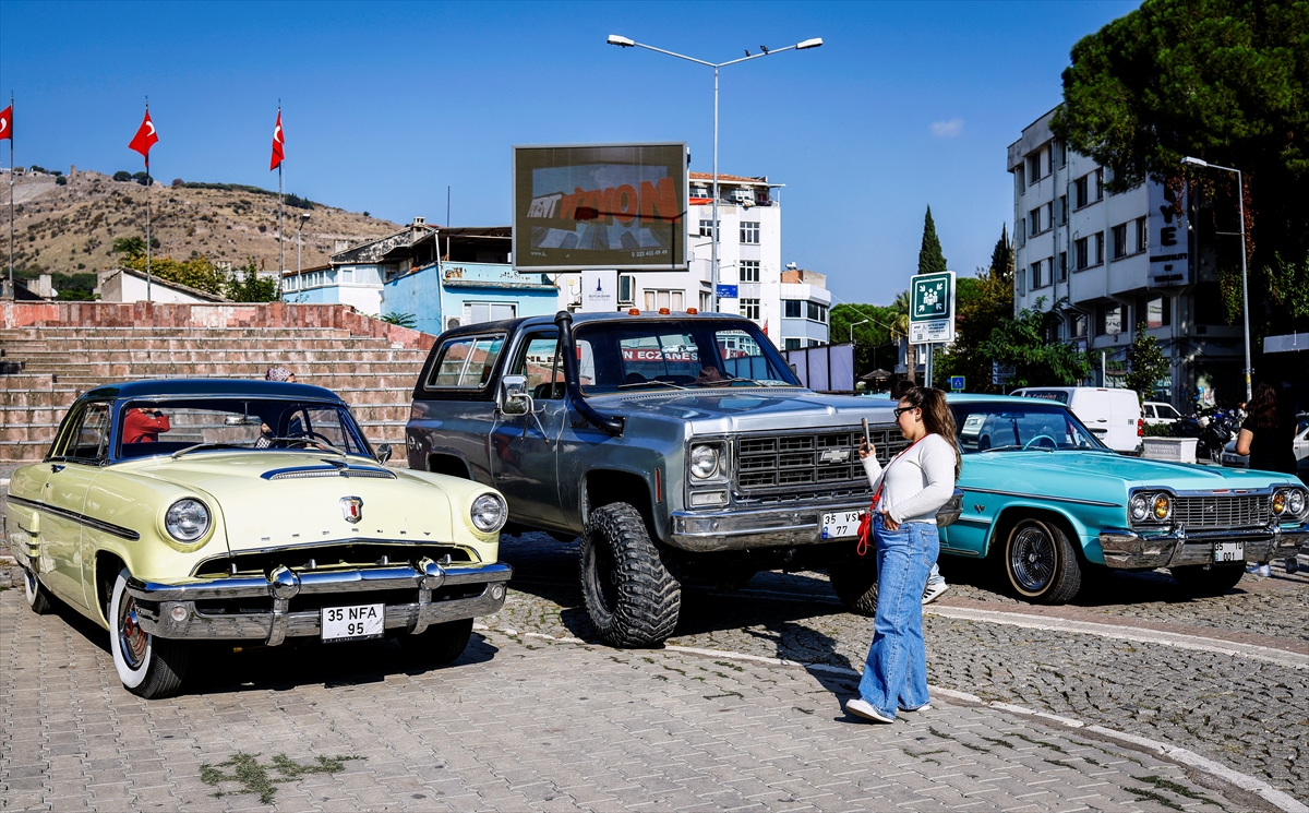 Klasik otomobil tutkunları İzmir'de buluştu