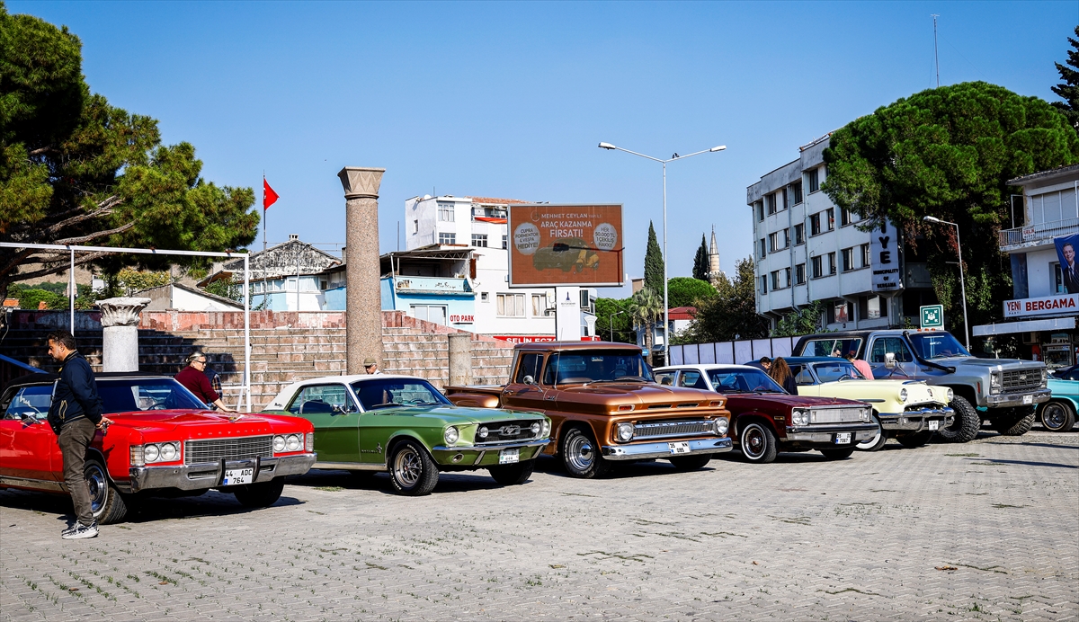 Klasik otomobil tutkunları İzmir'de buluştu
