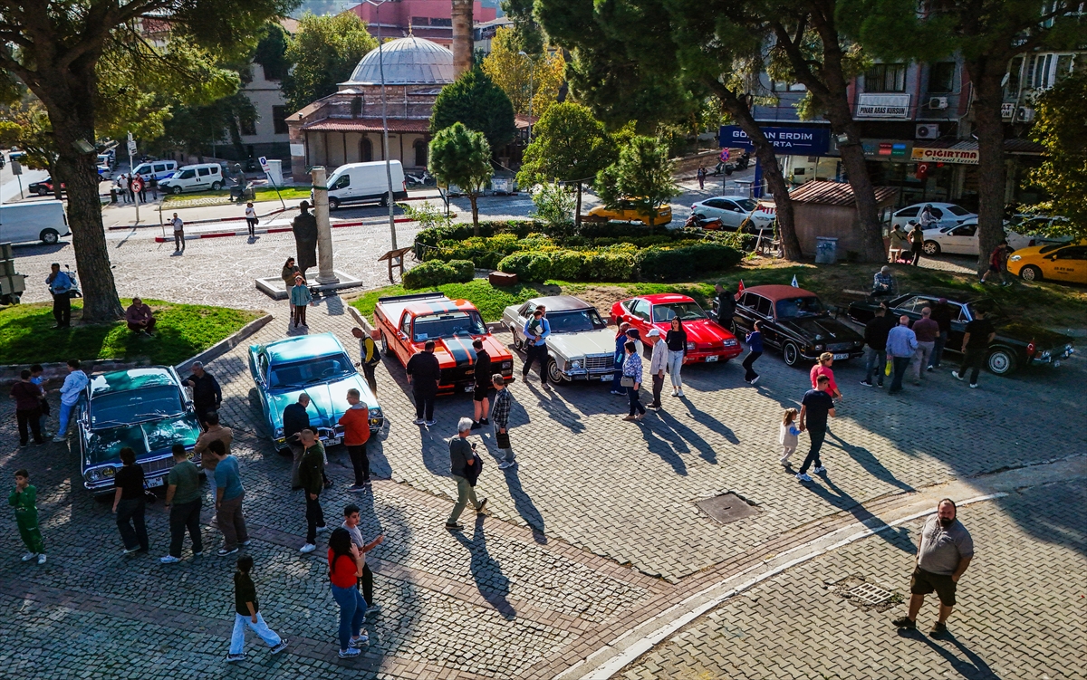 Klasik otomobil tutkunları İzmir'de buluştu